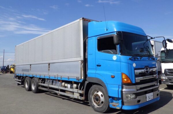 HINO 700 BUBBLE TOP WINGVAN