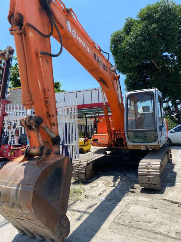 HITACHI EX120 WITH BREKER LINE